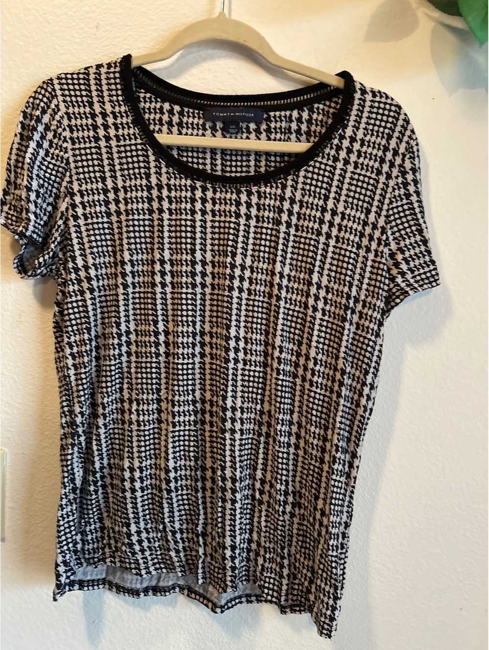 Tommy Hilfiger Women's Black and White Houndstooth Pattern Short Sleeve Top Size